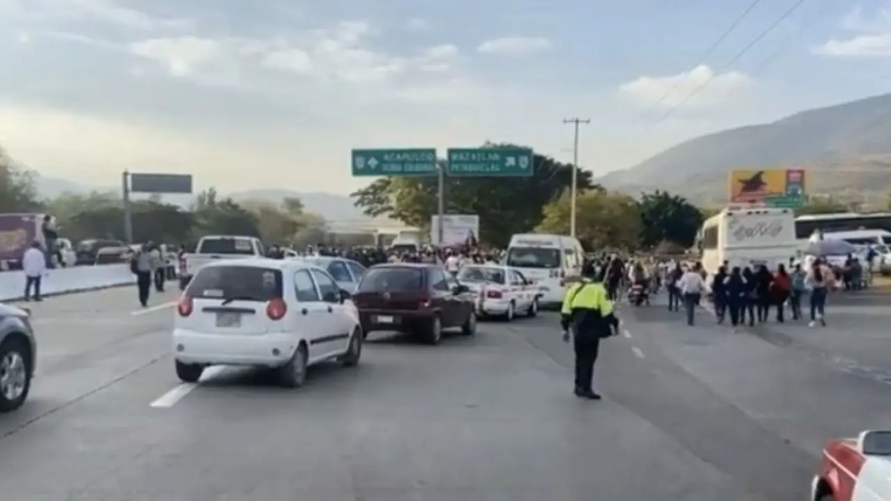 Estudiantes-y-maestros-bloquean-Autopista-del-Sol-en-Guerrero