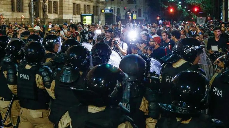 protestas-contra-ley-omnibus-argentinaOK