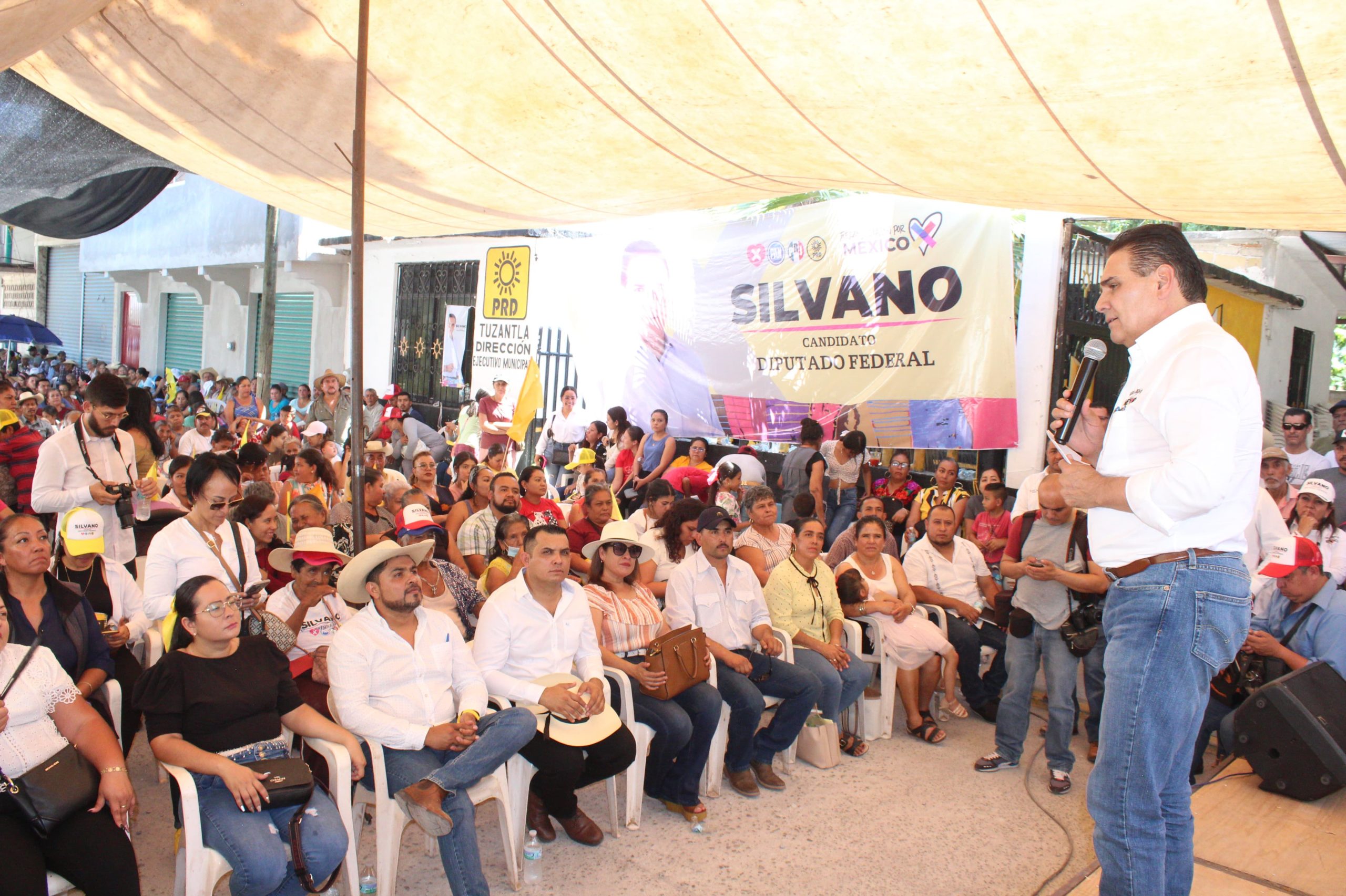 Silvano gestionará apoyos para el crecimiento de Tuzantla como Diputado Federal