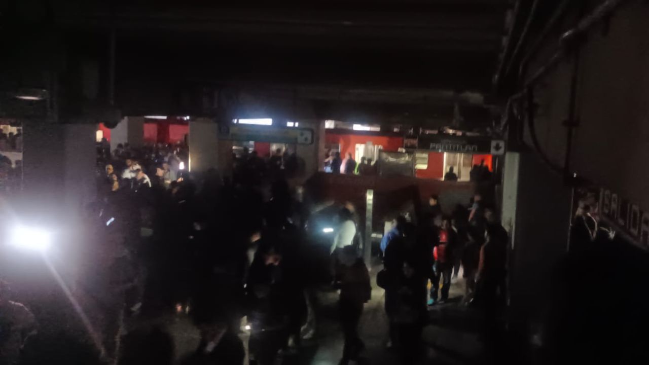 video-sin-luz-apagon-provoca-caos-en-la-linea-9-del-metro-cdmx