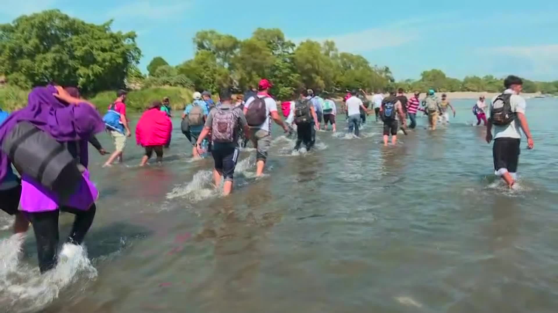 Migrantes-aprovechan-nivel-bajo-de-rio-suchiate