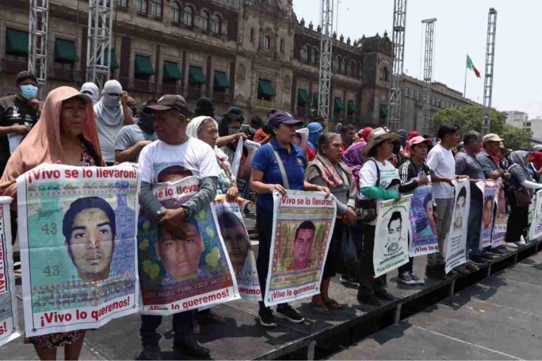 amlo-padres-ayotzinapa