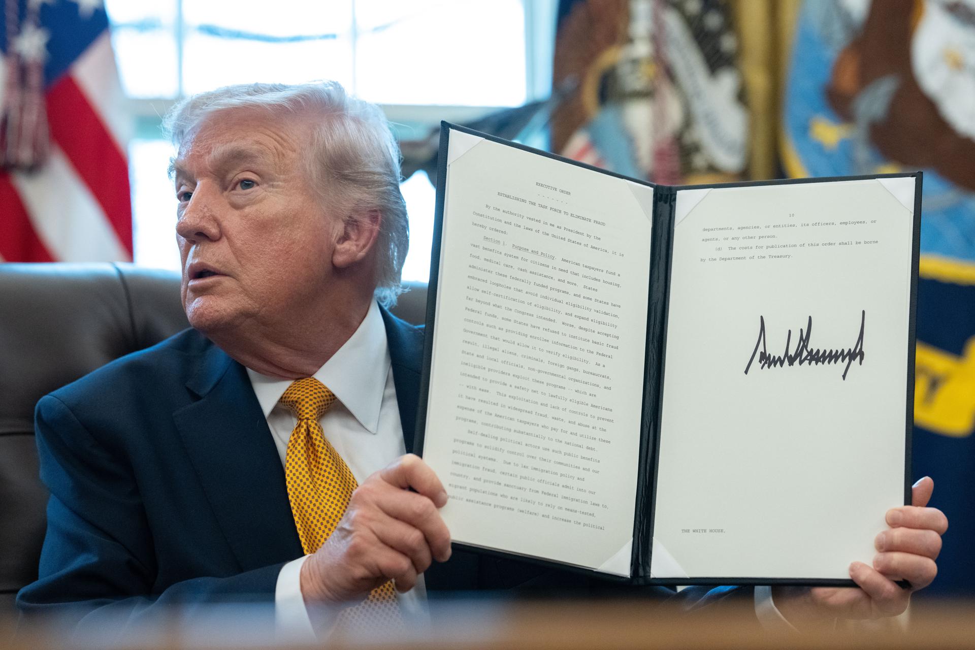 La firma de Trump aparecerá en billetes de dólar por el 250 aniversario de EEUU