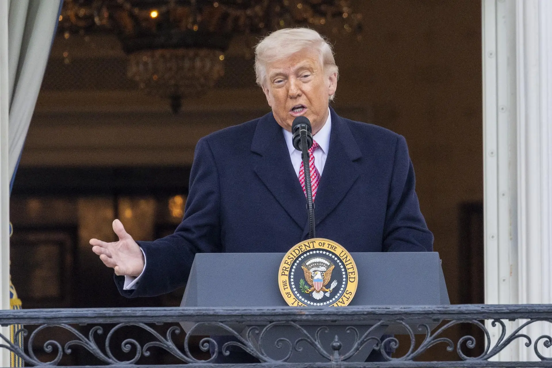 Trump dice que Irán permitirá el paso de 20 buques petroleros por el estrecho de Ormuz