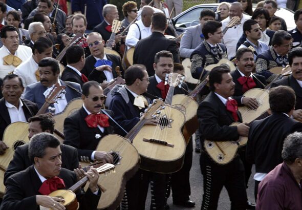 Autoridades liberan a jóvenes mariachis mexicanos retenidos por migración en Texas