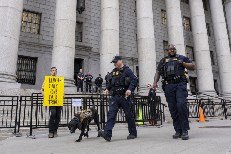 Juez de Nueva York pospone el juicio estatal de Luigi Mangione al 8 de septiembre