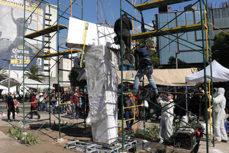 Instalan antimonumento en memoria de periodistas asesinados en México de cara al Mundial