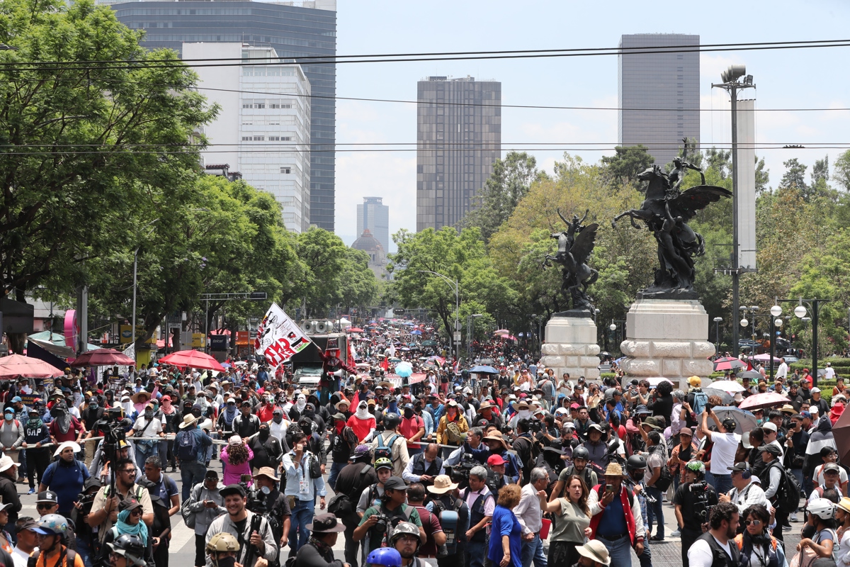 Maestros mexicanos chocan con cerco policial en el centro de Ciudad de México