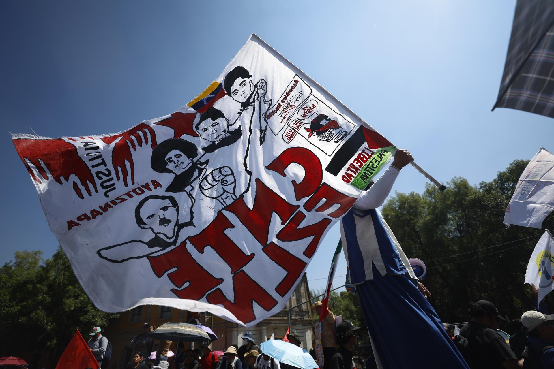 Miles de docentes marchan en México para exigir mejoras salariales, en el Día del Maestro