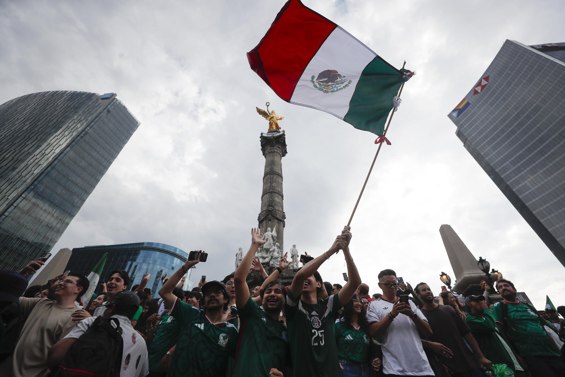 Aficionados celebran el triunfo de México en el juego inaugural de la Copa Mundial de la FIFA 2026