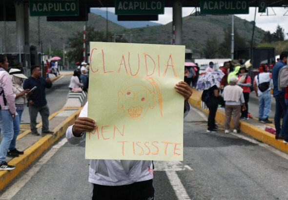 Maestros contin˙an protestas y toman casetas de peaje en centro y sur de MÈxico