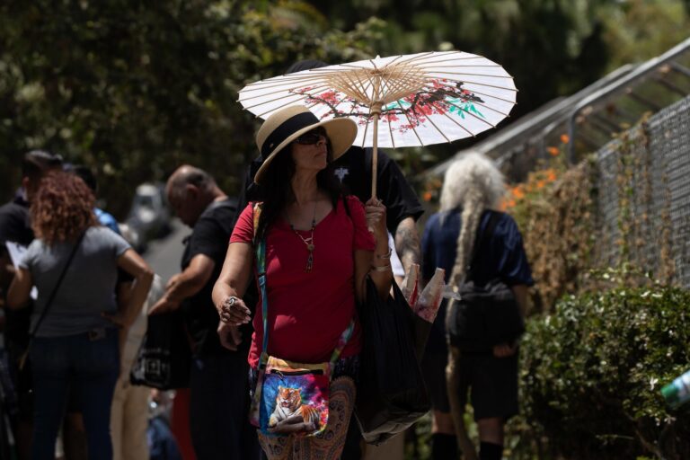 Persiste la amenaza de calor extremo en EE.UU., mientras las inundaciones dejan 5 muertos
