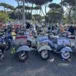 Apasionados de la Vespa llegan a Roma desde todo el mundo para celebrar sus 80 años