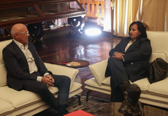 Presidente del Parlamento venezolano y líder del antiguo Legislativo se reúnen en Caracas