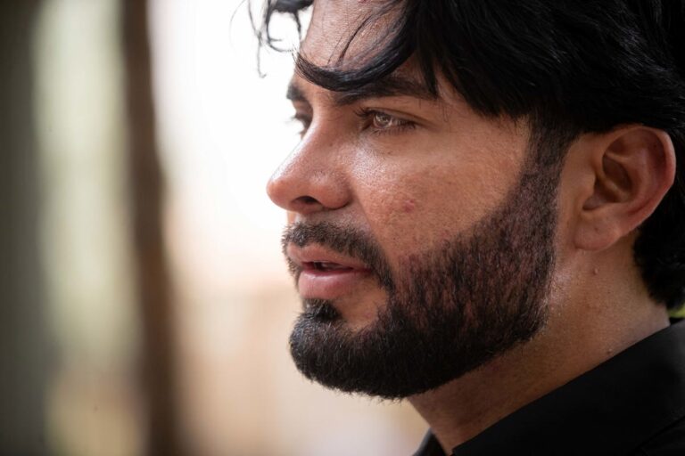 Un Míster Venezuela despide a su novio tras buscarlo durante 17 días entre los escombros